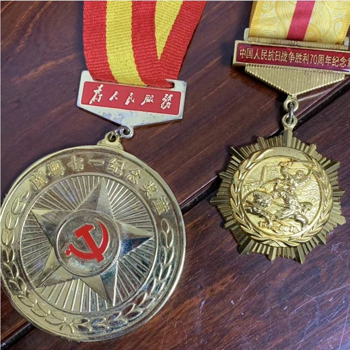 爷爷是个军人,打过日本鬼子,功勋章装满大半个箱子|日本鬼子|纪念章