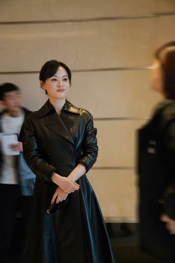 孙俪新剧开机一身皮衣造型的娘娘好酷啊拍戏一切顺利