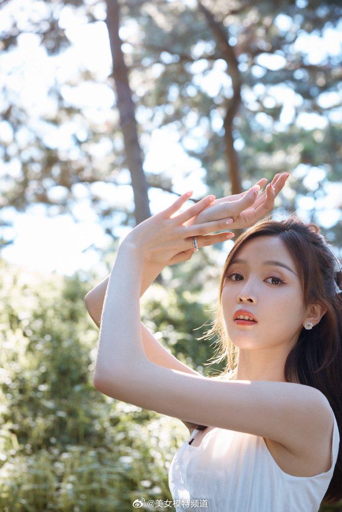 吴宣仪穿白色短裙置身林间清新可爱