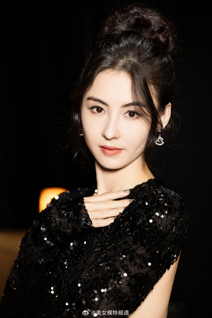 张柏芝优雅黑天鹅大片好美 亮钻露背长裙气场十足