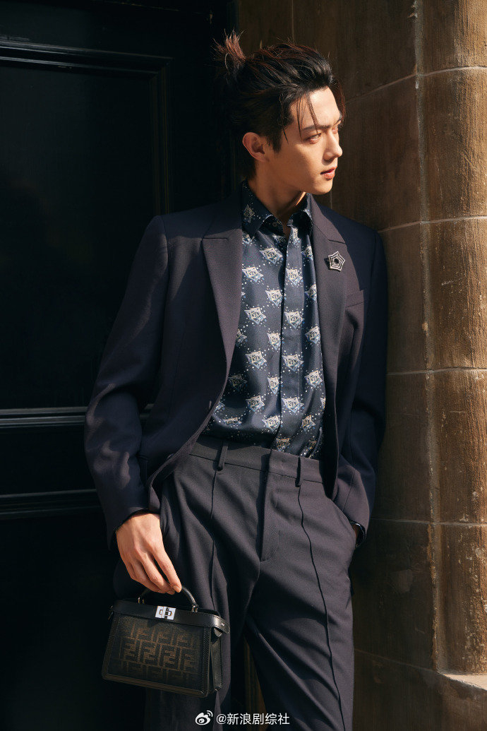 许凯今日fendi活动造型大片黑色西装搭配logo印花衬衫