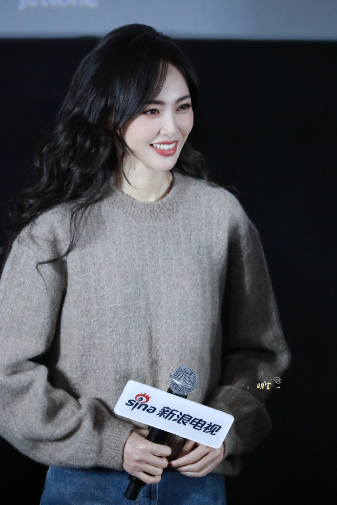 无论什么角度笑起来超甜又有松弛感|唐嫣|气质|笑容_新浪新闻