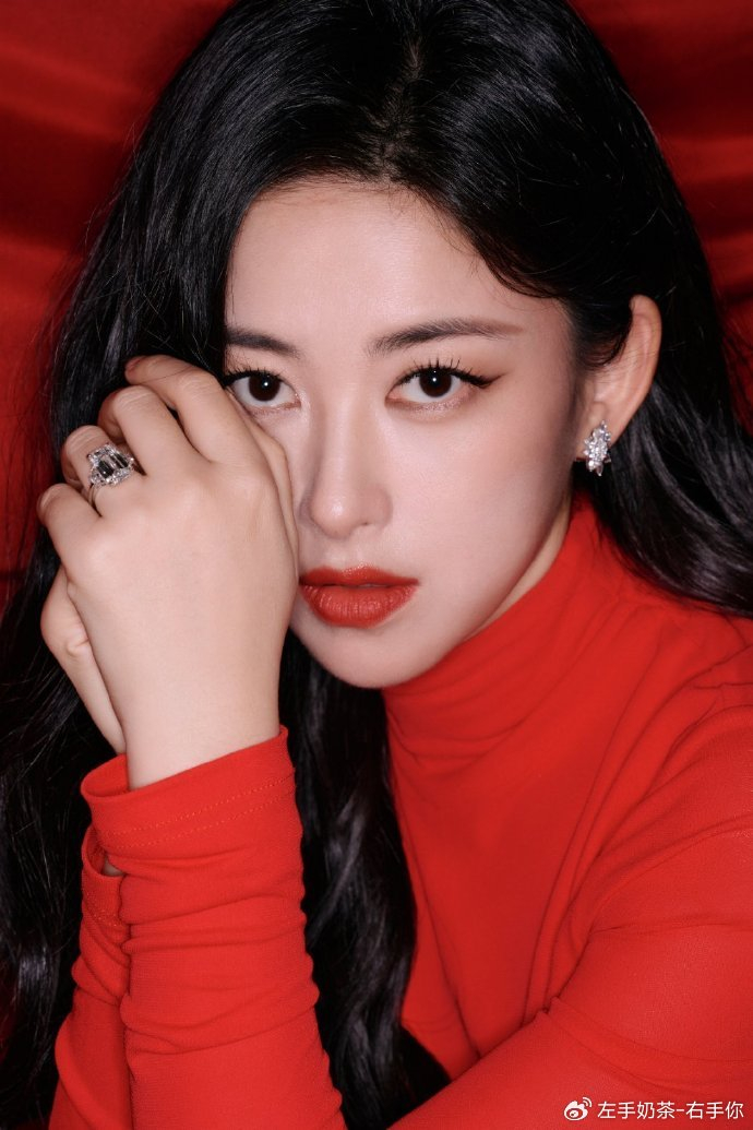 朱珠这衣服换我穿就是红秋衣这种衣服一般人还真驾驭不了颜值抗打