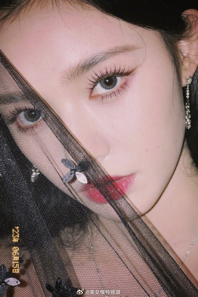 林允复古黑纱大片双眸动人眼神冷峻清冷氛围感十足