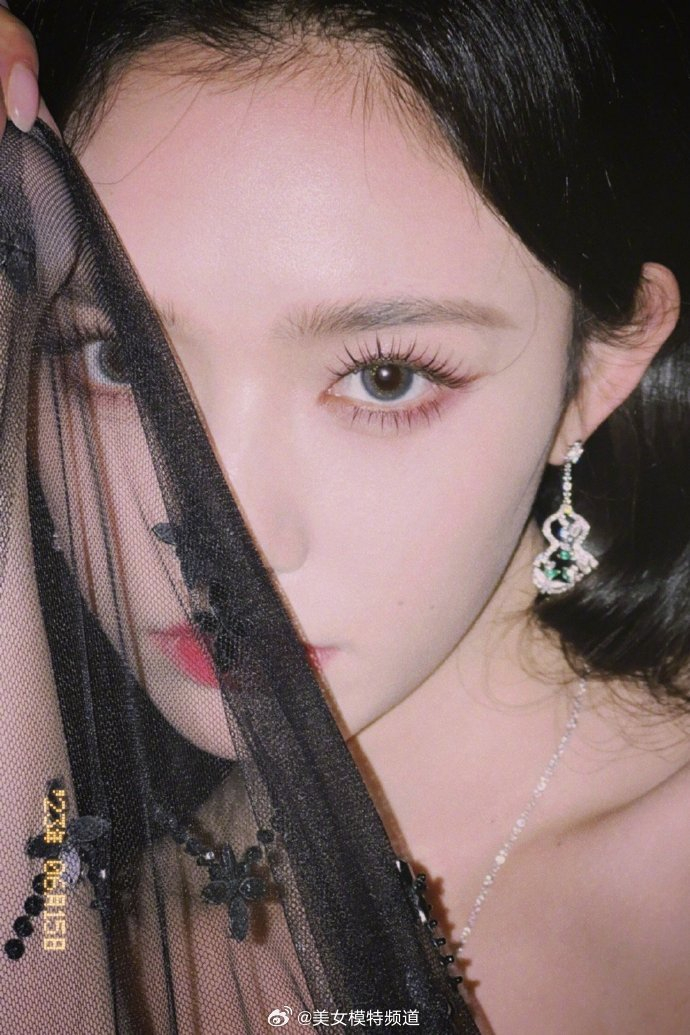 林允复古黑纱大片双眸动人眼神冷峻清冷氛围感十足