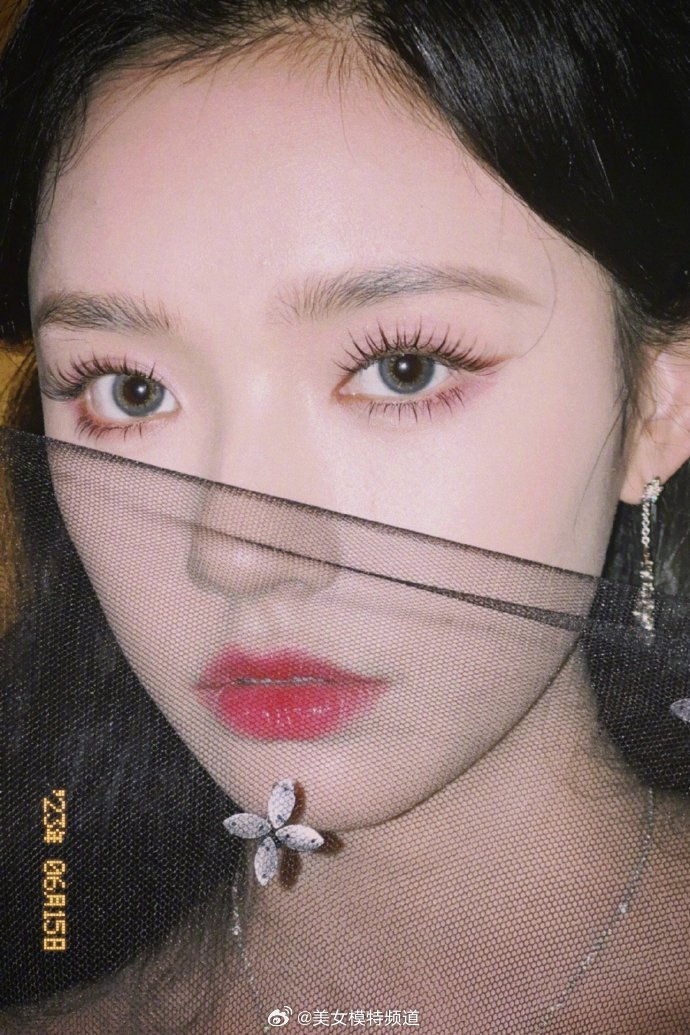 林允复古黑纱大片双眸动人眼神冷峻清冷氛围感十足