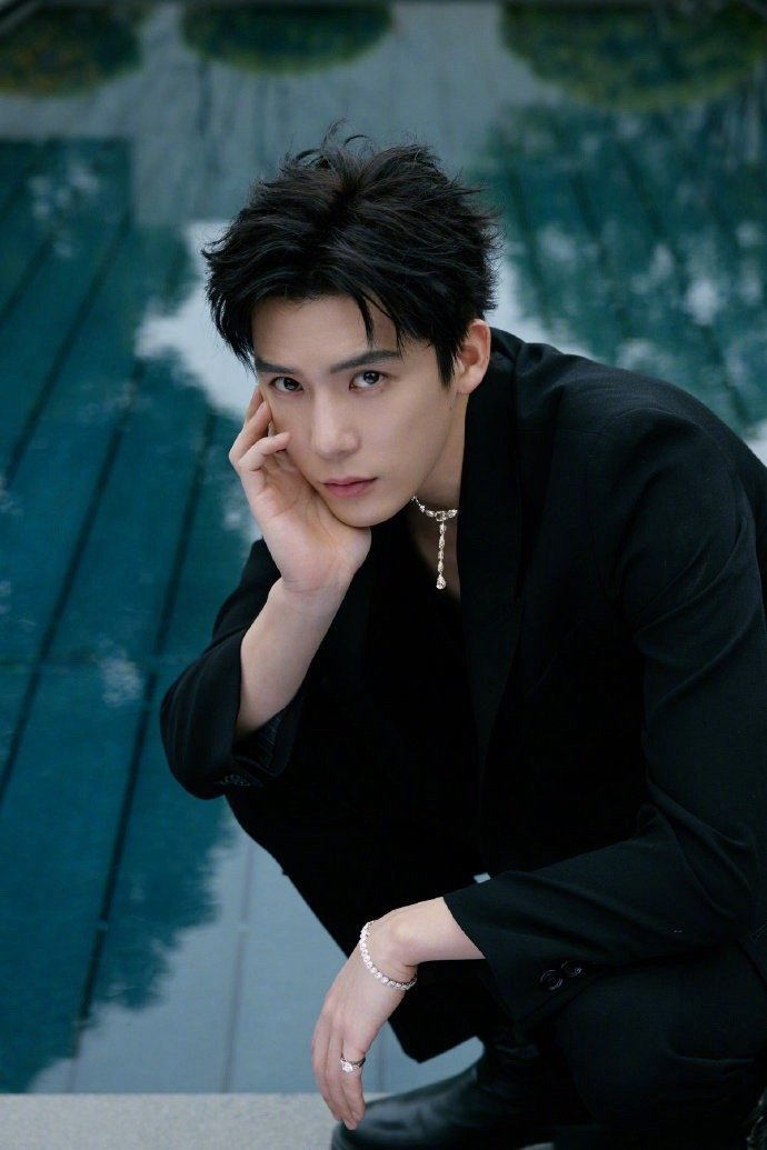 王安宇穿黑西装好禁欲大钻石尾戒超闪帅的很具体心动啦