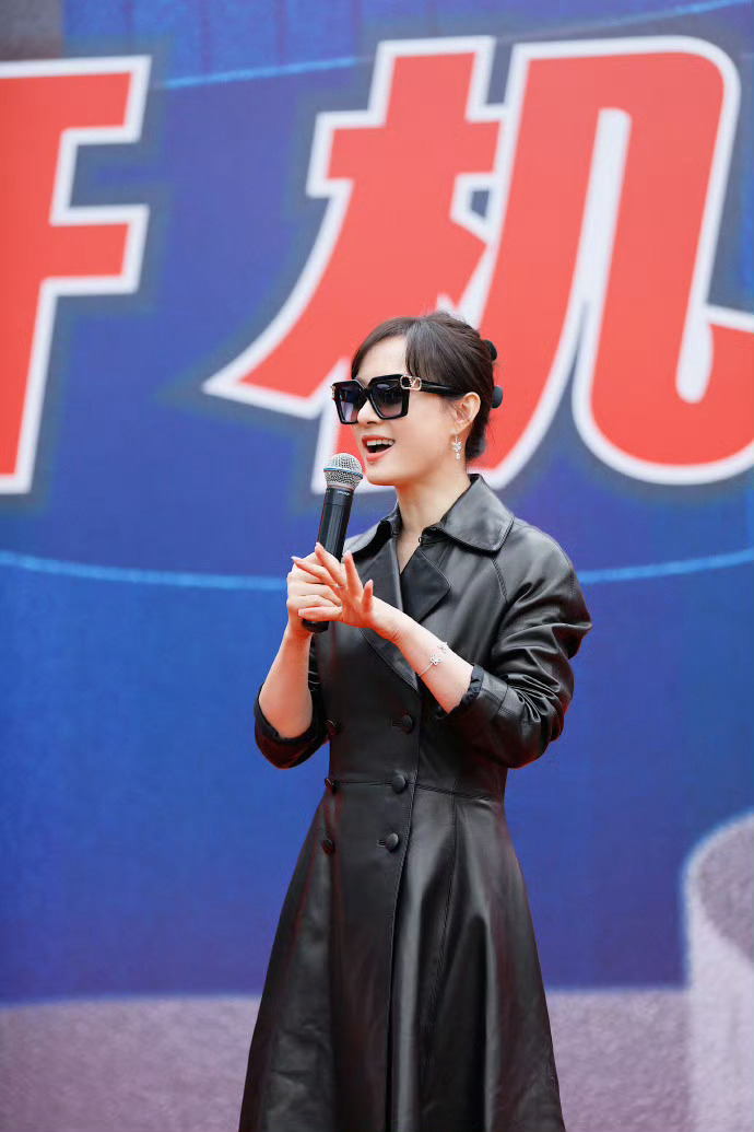 孙俪新剧开机一身皮衣造型的娘娘好酷啊拍戏一切顺利