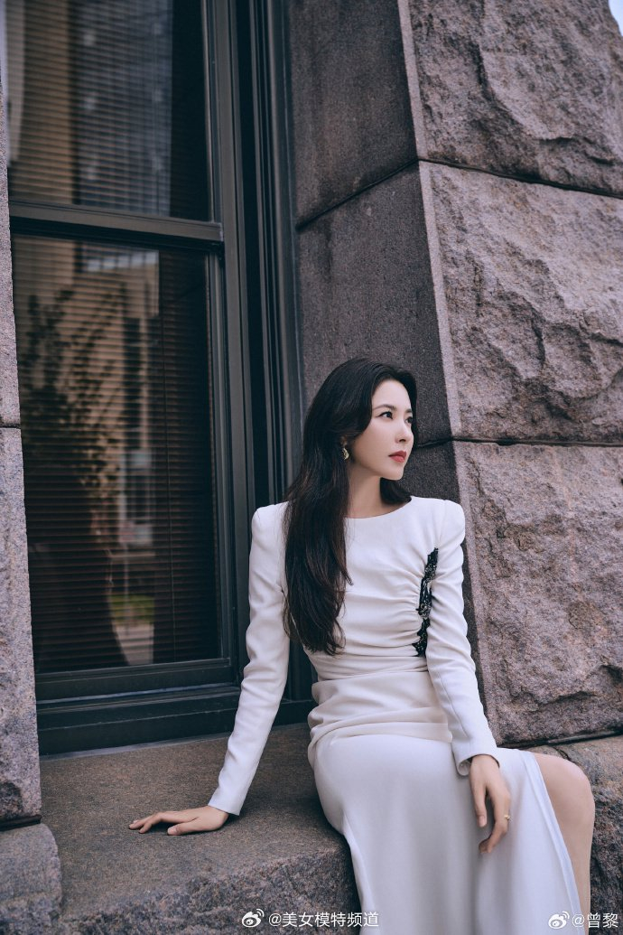 曾黎穿高开叉旗袍身材玲珑 秀白皙美腿风情万种