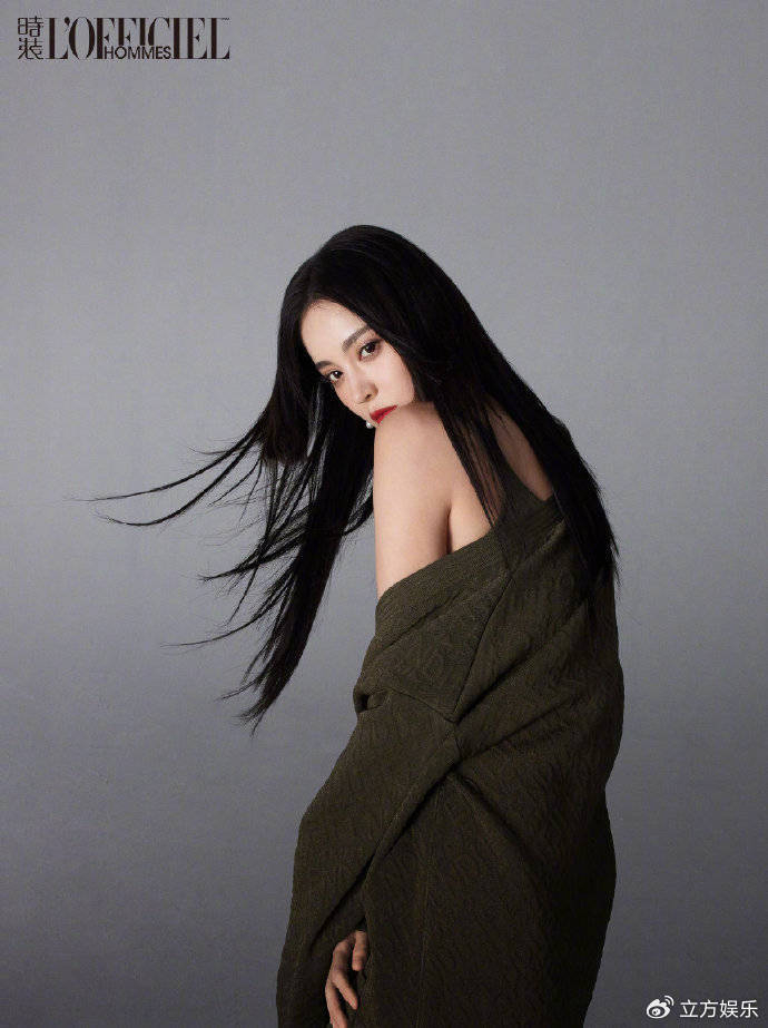 古力娜扎公主切黑发造型十分干练,身材也十分火辣