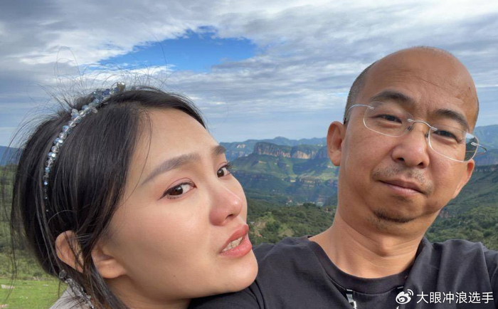 小有名气之后巨兴茂在剧组遇到了一位高挑漂亮的女人——牟兴区.