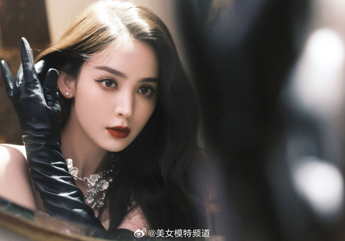 古力娜扎穿墨色吊带长裙身姿曼妙 一颦一笑气质绝尘