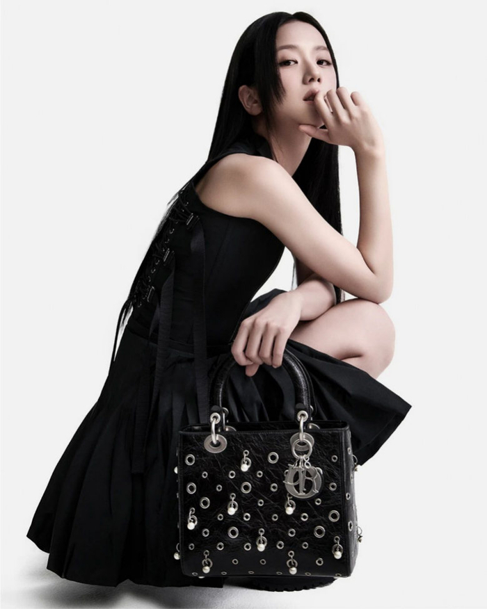 秀(jisoo)展开独家创意合作,率性演绎lady dior广告大片,叙写个性宣言