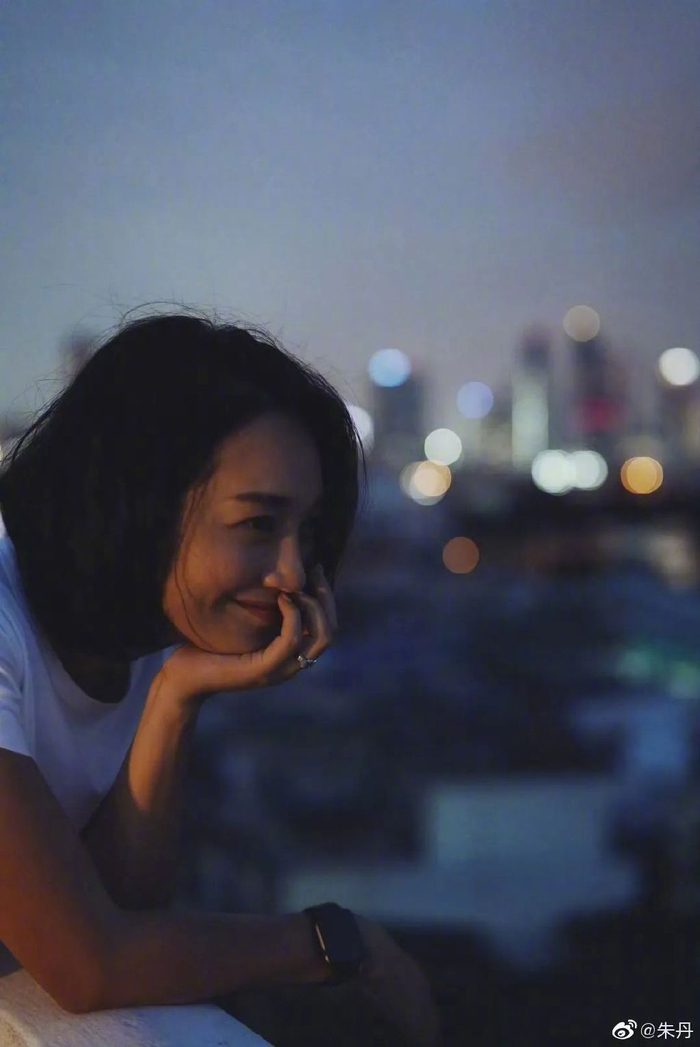 朱丹,你一直那么笑,累吗