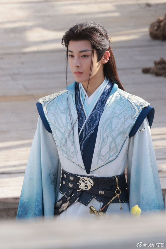 请侯明昊跟古装锁亖 这颜值我会溺爱 现代装也很帅