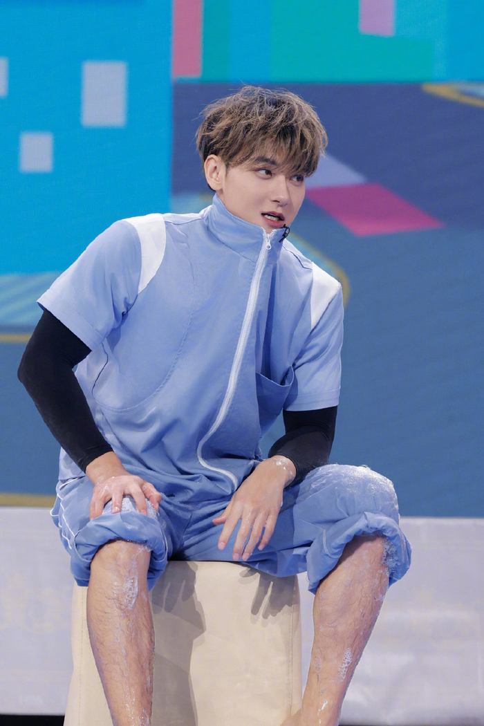 黄子韬演唱会降价仍滞销生病被群嘲粉丝自嘲是大冤种