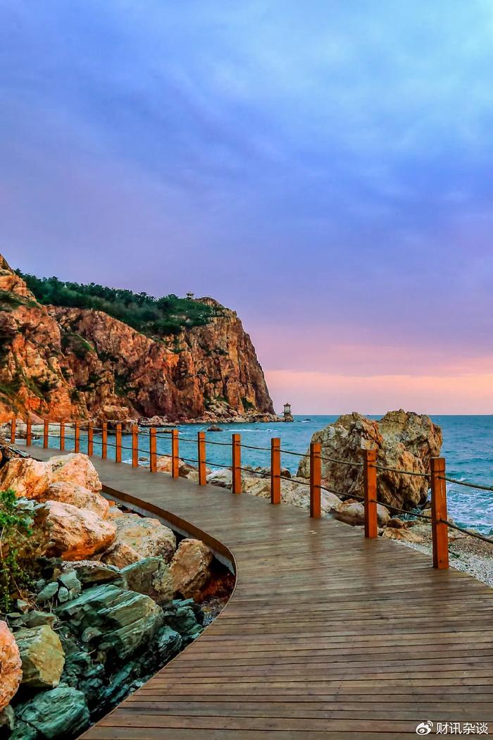 你可以打卡九丈崖,月牙湾,林海烽山等多处景区,尽赏绝美海岛自然风光