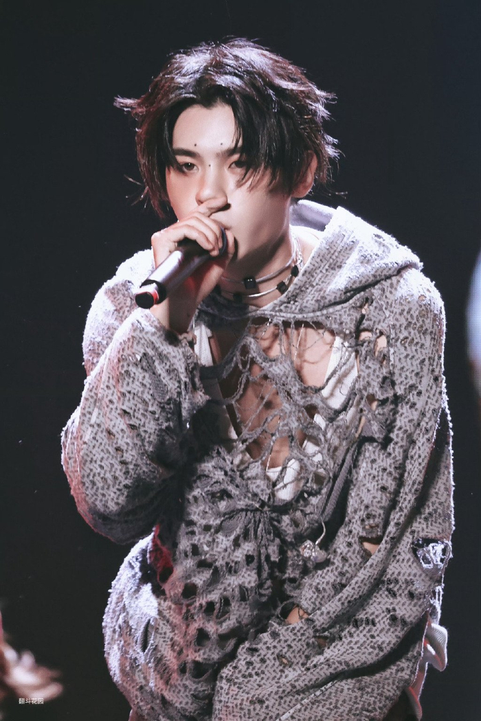 黄明昊 仿生人妆容,钓系小野猫舞台太撩啦__财经头条