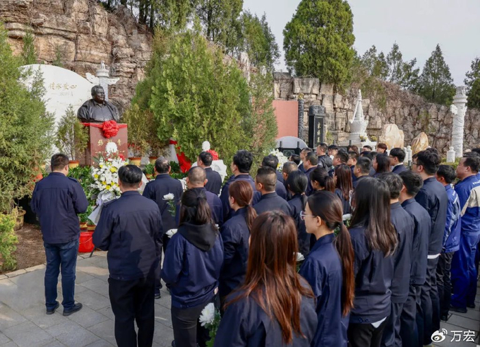 青松依旧精神长存荣程集团干部职工深切缅怀张祥青董事长