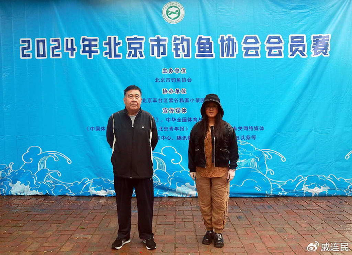 北京市钓鱼协会党支部书记刘京书(左)"紫谷私家小菜园"经理王钦出席