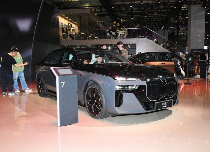 宝马760le你猜猜要多少钱1819万43秒破百还不如极氪001