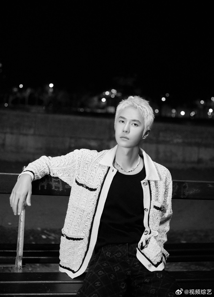 王一博小香风造型巴黎时装周上的耶啵好贵气