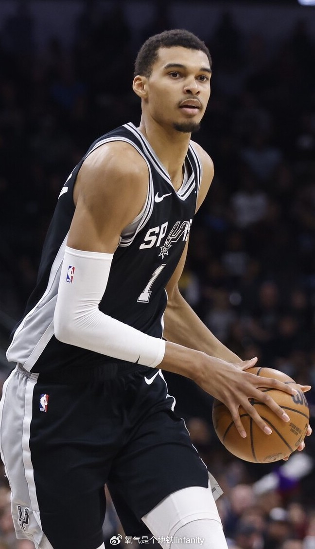 文班亚马梦幻脚步戏耍内线 篮下暴扣引爆AT&T中心狂热氛围