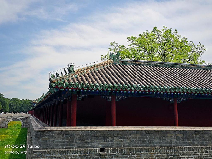 在大光比的环境里,iqoo z9 turbo 对于过曝和欠曝的部分都有智能优化