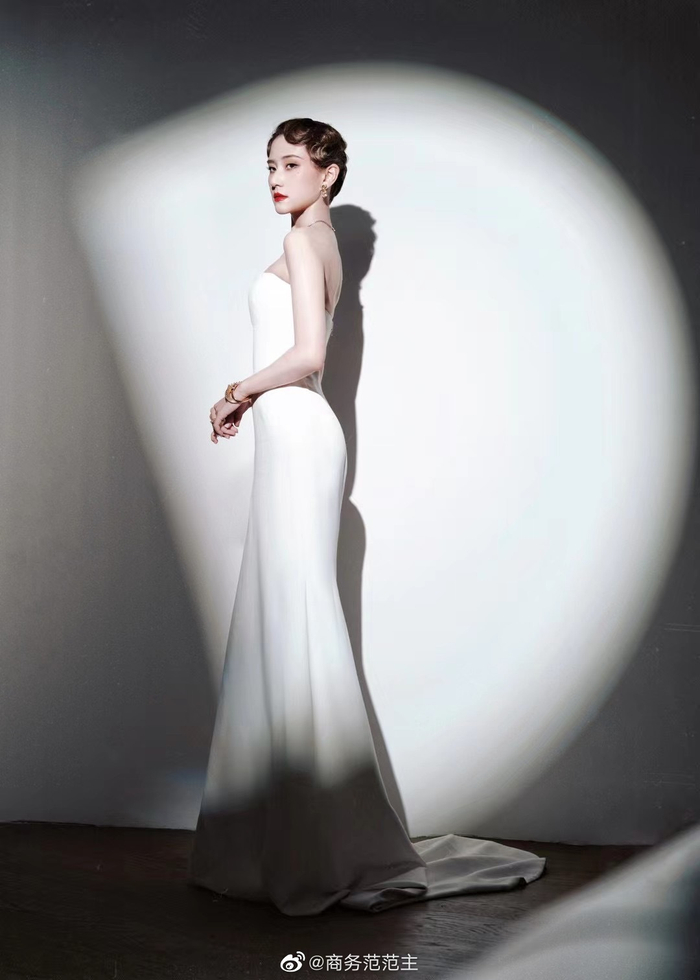 青年企业家何超莲,佩戴卡地亚全新grain de café系列项链,耳环,手镯