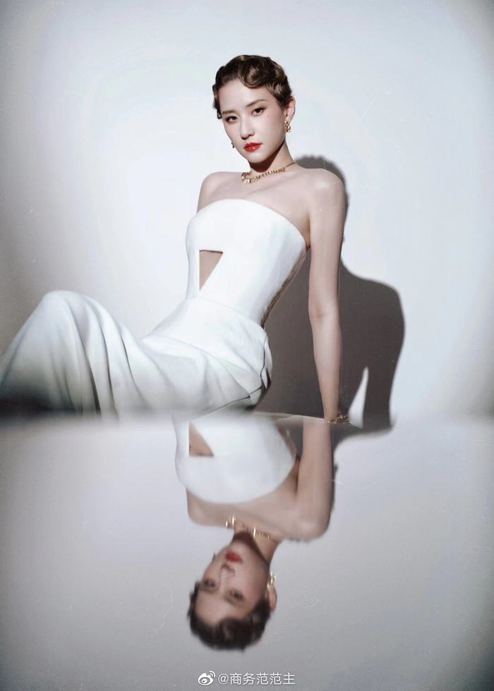 青年企业家何超莲,佩戴卡地亚全新grain de café系列项链,耳环,手镯