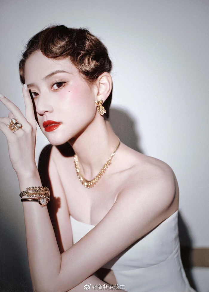 青年企业家何超莲,佩戴卡地亚全新grain de café系列项链,耳环,手镯