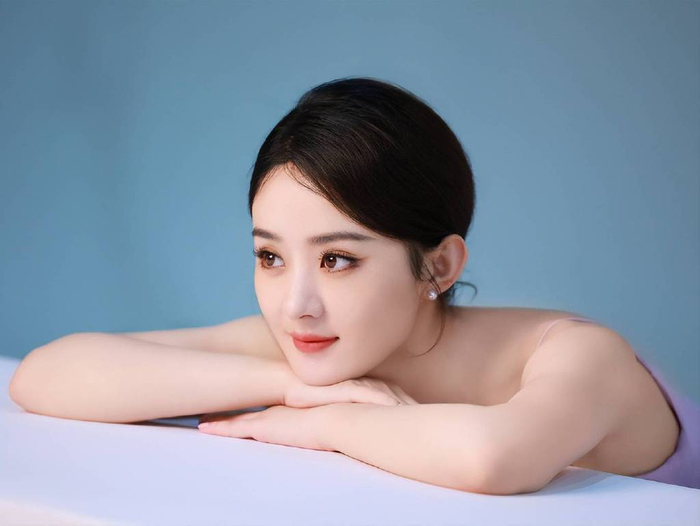 天生尤物赵丽颖露出性感美背穿上蓝色人鱼裙引发网友疯狂点赞