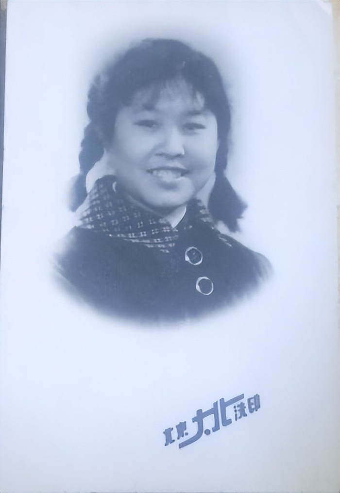 黑白老照片:上世纪七十年代清纯女学生,年轻貌美笑容甜