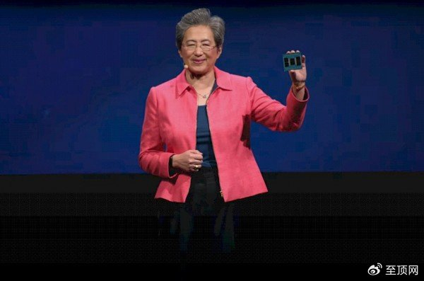 下图所示,为苏姿丰手持turin封装的照片,其中共包含13个小芯片组件