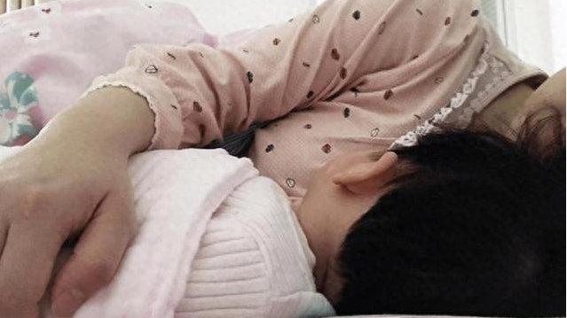 孩子断奶后，每天还要摸妈妈的胸睡觉，了解原因后，妈妈不忍苛责