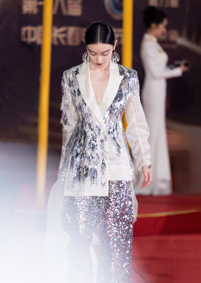 倪妮身穿rahul mishra 2023秋冬高定礼服亮相中国长春电影节