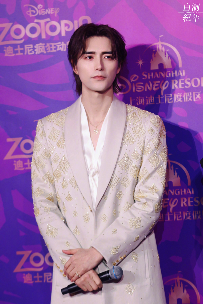 阿云嘎这套look狠狠爱了白色金丝西装有点太绅士了我说