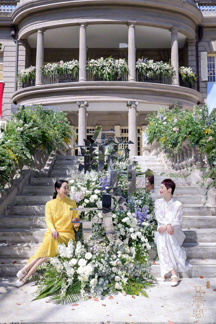 前elle主编晓雪和林依轮妻子西华夜行双面猫在上海时装周同框