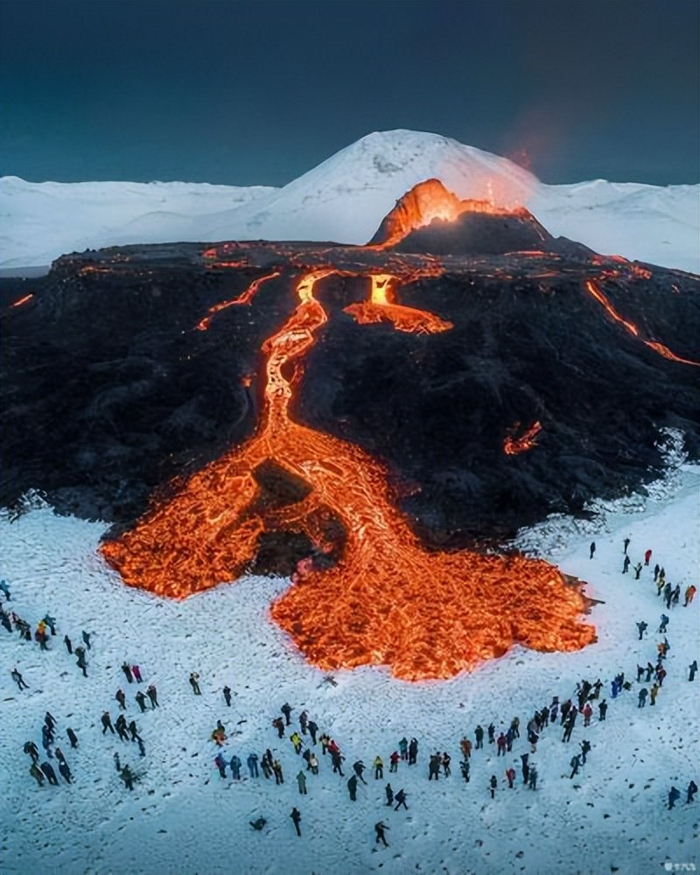 一天1400次地震却还不是最多时期冰岛火山预兆致游客凌晨逃离