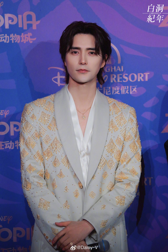 阿云嘎这套look狠狠爱了白色金丝西装有点太绅士了我说