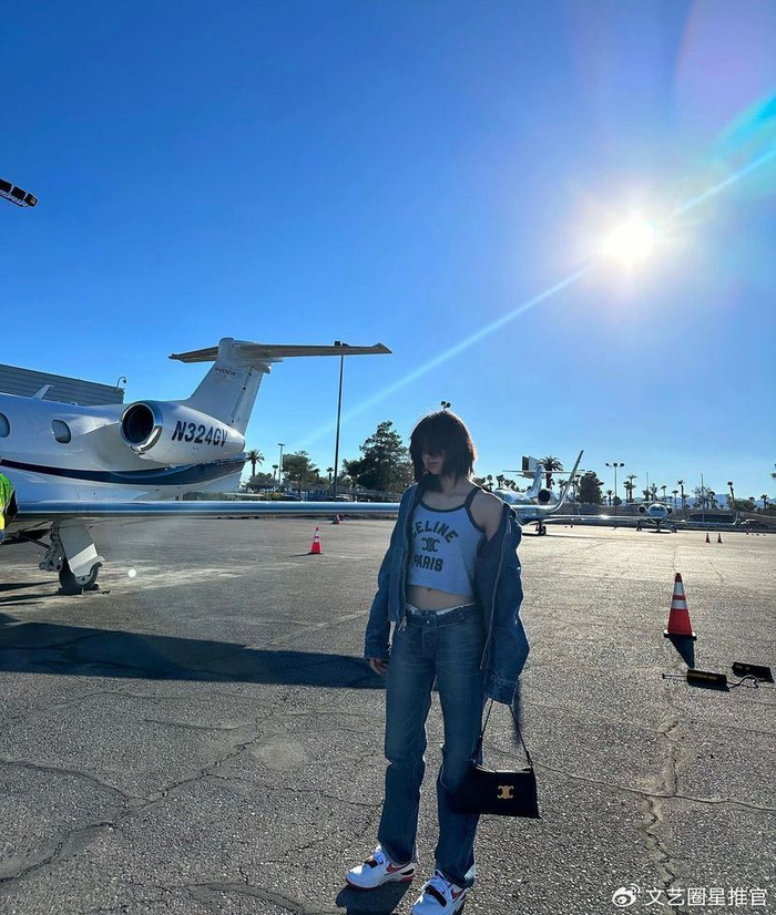 lisa不受风波影响,坐豪华游艇穿性感比基尼,尺度比疯马秀还大