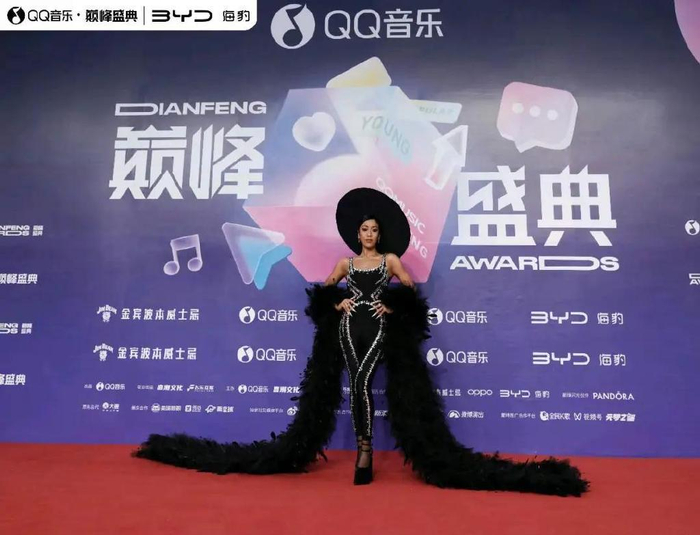 五,吉克隽逸的造型有点浮夸