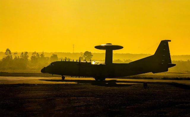 海军航空兵预警侦查训练高清大图来袭