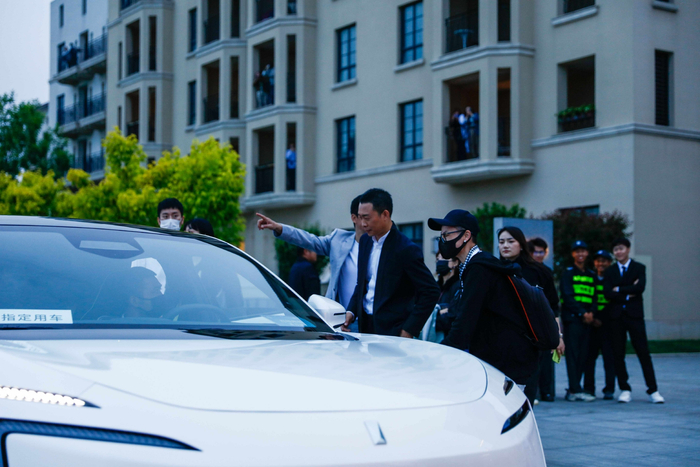 吴京张译亮相闭幕红毯罕见同框一手路透图来袭硬汉同框