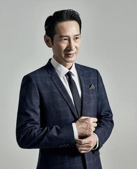 演员王劲松妈妈因疫情去世,悲痛公布死讯,母子俩最后合照曝光|母亲|琅琊榜|北平无战事|素装|平安_新浪娱乐_新浪新闻