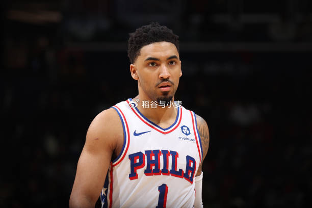 本场比赛中,76人的先发锋线新星小肯扬-马丁(kenyon martin jr.