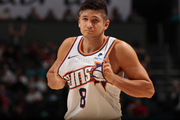 本场比赛中,太阳的先发侧翼大将格雷森-阿伦(grayson allen)还是背种