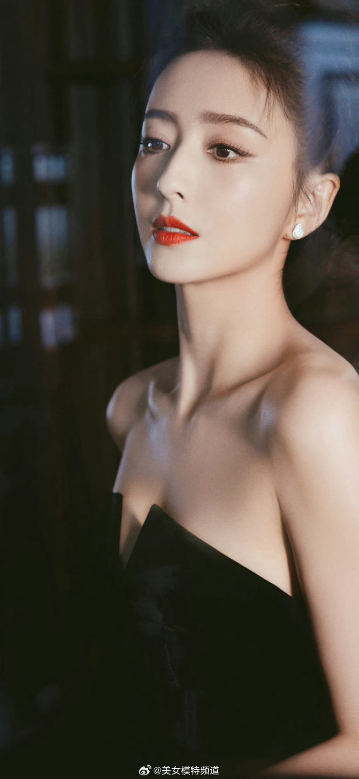 佟丽娅扎发红唇抹胸魅力在线