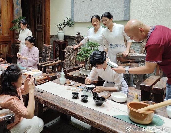 刘沅声大师等人到客家茶文化馆观赏茶上作画,制作擂茶,茶艺表演|启动