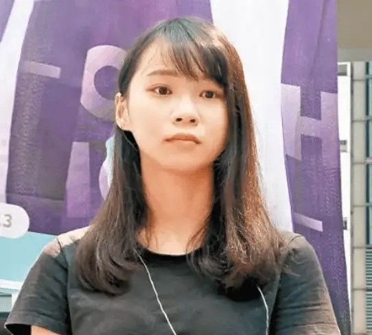 乱港分子周庭弃保潜逃后,首次"露面" | 香港一日|香港一日|香港|周庭